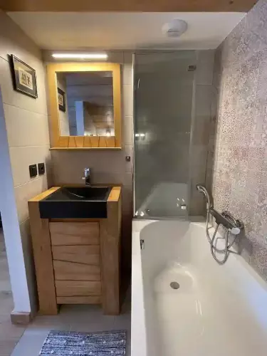 Un lavabo et une baignoire